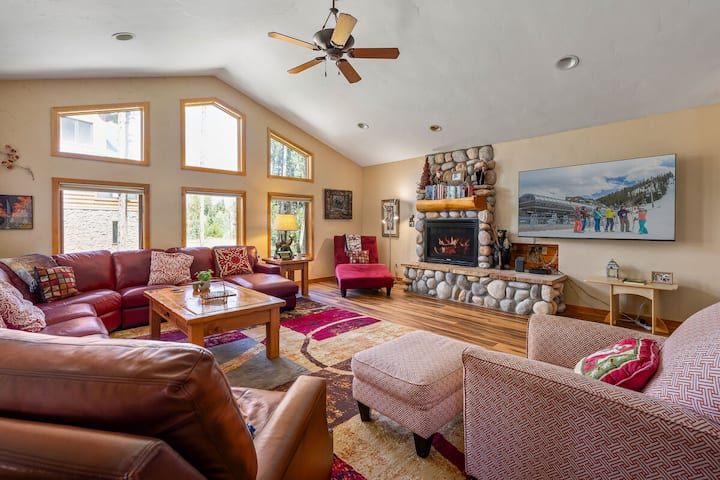 Elk Lodge | Sleeps 19 | Private Hot Tub - Colorado