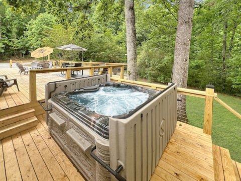 Secluded 10-acre villa, sleeps 18, hot tub!