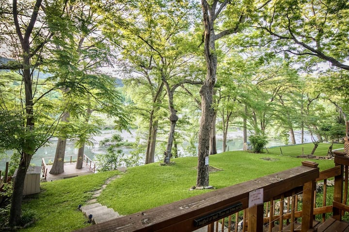Star Of Tx: Riverfront + Cottage + Weekly Rates - Canyon Lake, TX