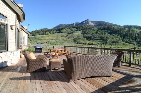 Sleeps 22 | Gorgeous Views | Hot Tub | Earhart