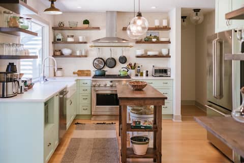 Luxe remodel, three King ensuites, walk to 3rd St