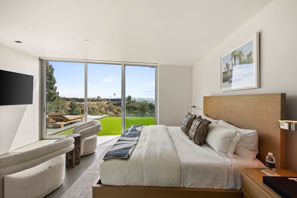 La ropa de cama de lujo y la decoración refinada crean un ambiente de pura elegancia y comodidad.