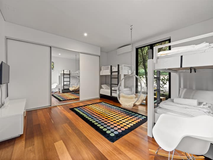 בחדר הקומתיים יש שתי מיטות קומתיים, טלוויזיה וכיסא נדנדה שקוף, מה שהופך אותו למרחב חלומי לקטנטנים.