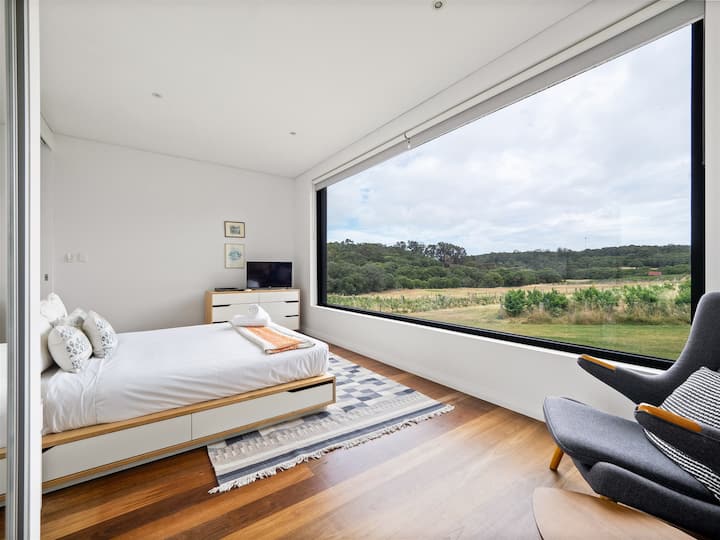  חדר השינה הפרטי הזה, השוכן באגף המערבי, מושלם למי שמחפש מקום שקט להיטען מחדש.