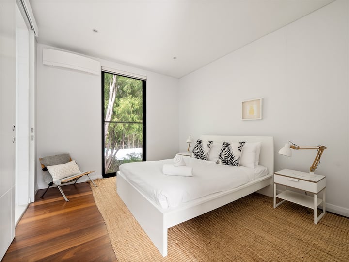 כדי ליהנות מתחושה רגועה ונעימה יותר, יש לבחור את חדר השינה השלישי המקסים עם מיטה זוגית