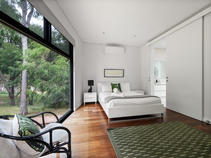 גם באגף המזרחי, חדר השינה השני המזמין הזה כולל מיטת קווין סייז, נוף שליו וגישה משותפת לחדר הרחצה המשפחתי.