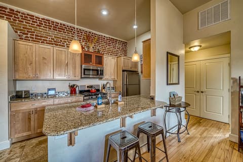 Downtown - Close to Shops, Trails, & River!