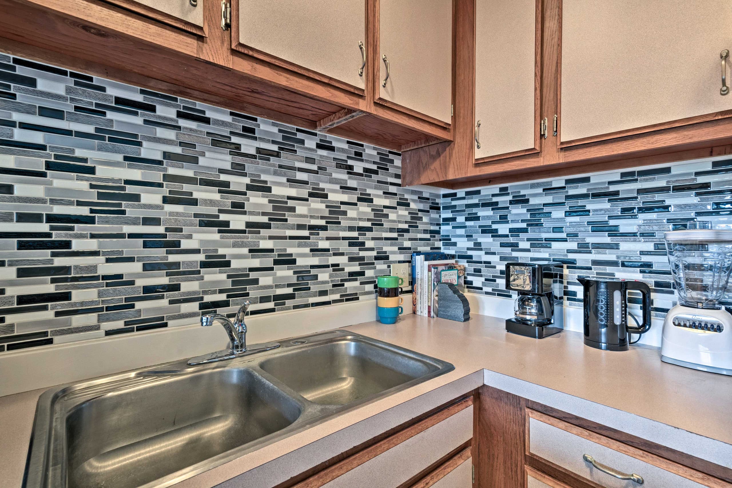 Condo in Kailua-Kona · ★4.83 · 1 bedroom · 2 beds · 1 shared bath - Image 11