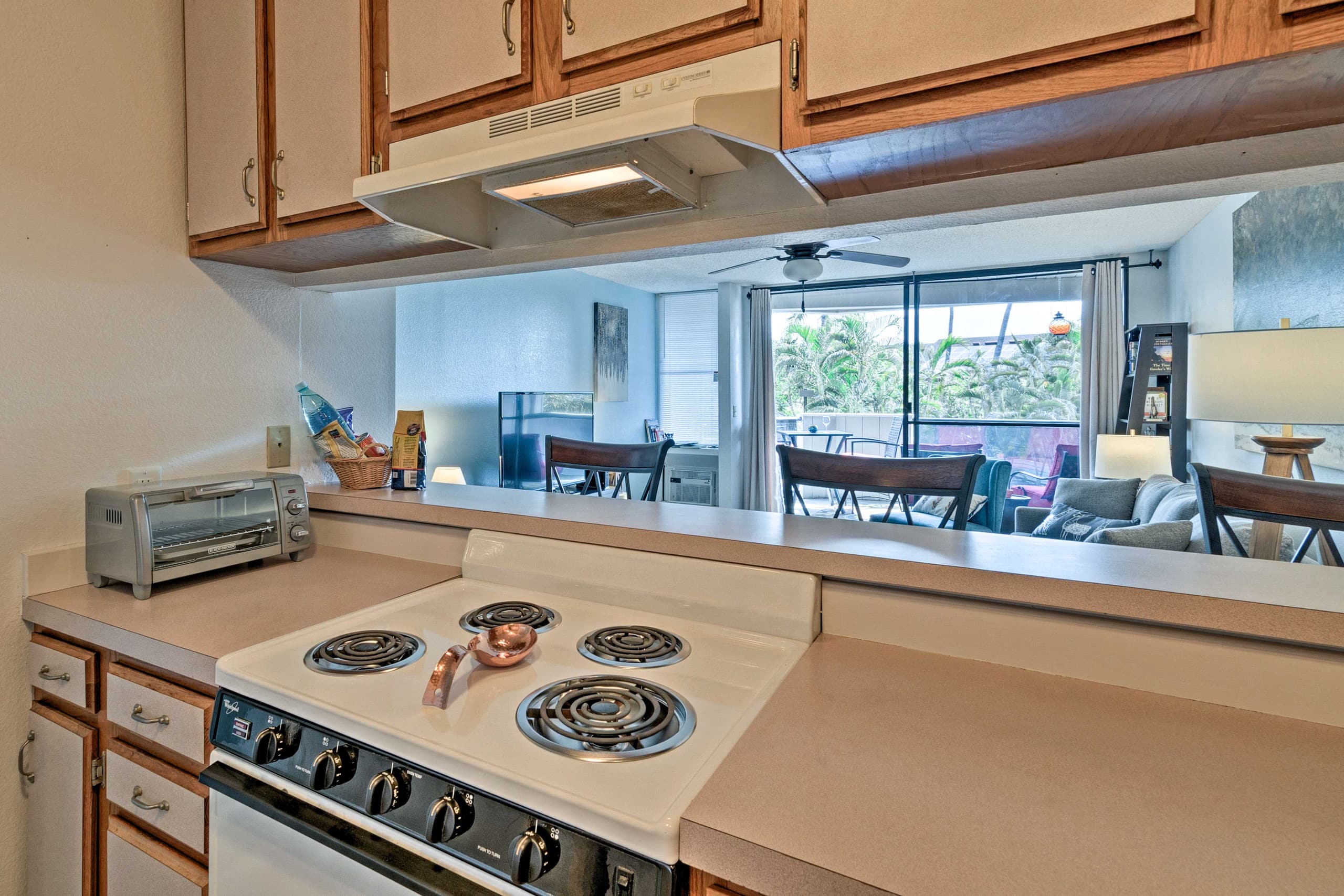 Condo in Kailua-Kona · ★4.83 · 1 bedroom · 2 beds · 1 shared bath - Image 12