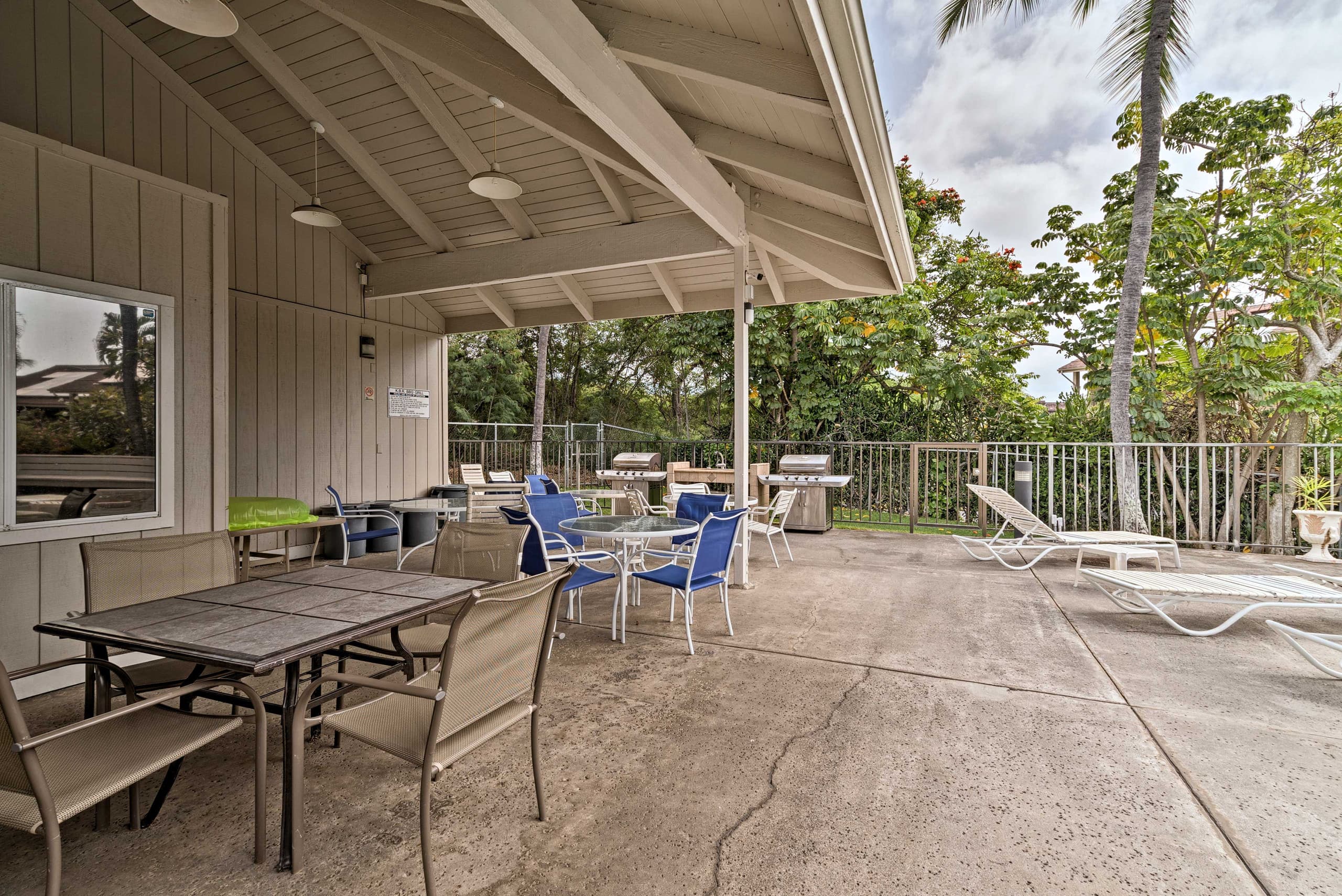 Condo in Kailua-Kona · ★4.83 · 1 bedroom · 2 beds · 1 shared bath - Image 21