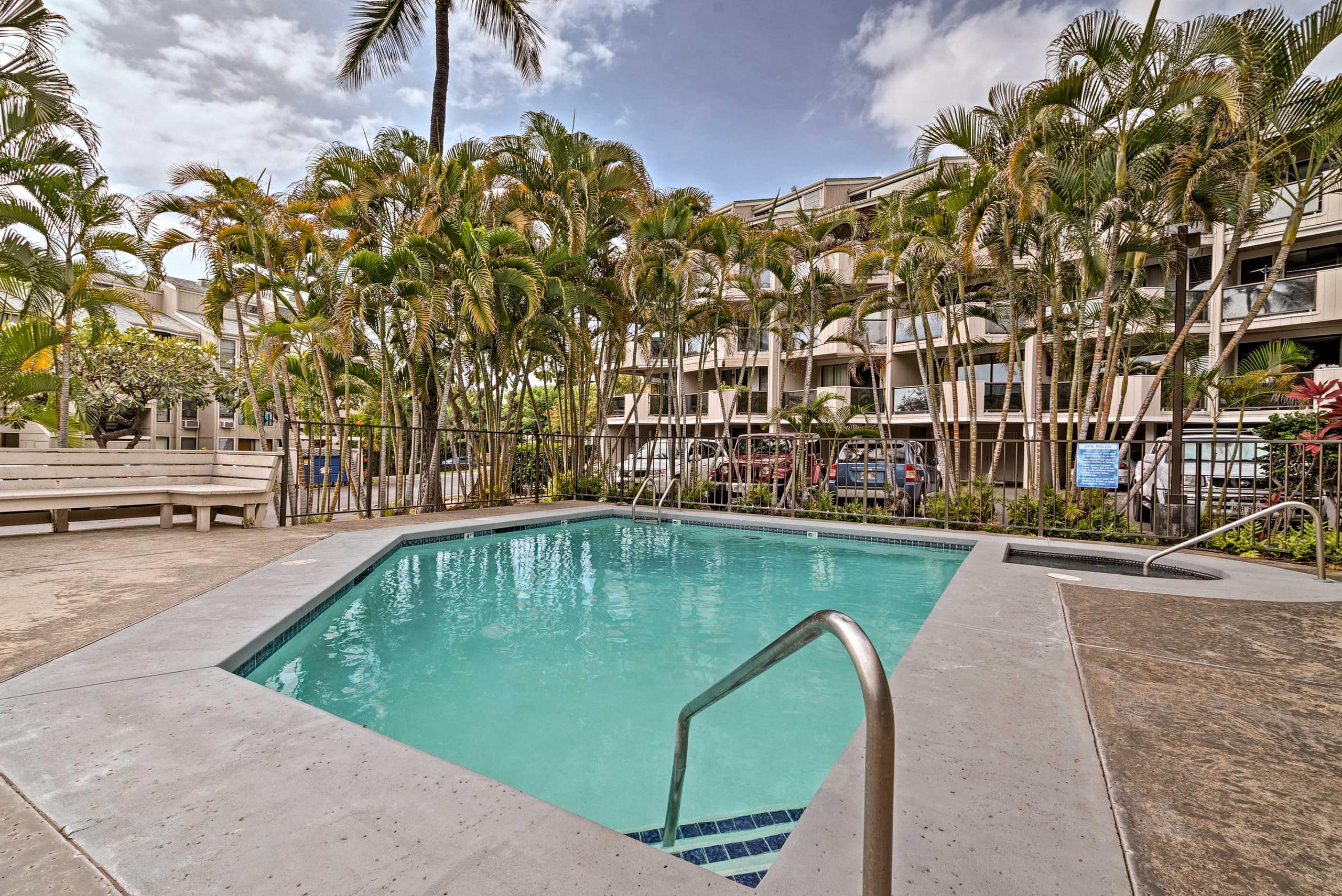 Condo in Kailua-Kona · ★4.83 · 1 bedroom · 2 beds · 1 shared bath - Image 19