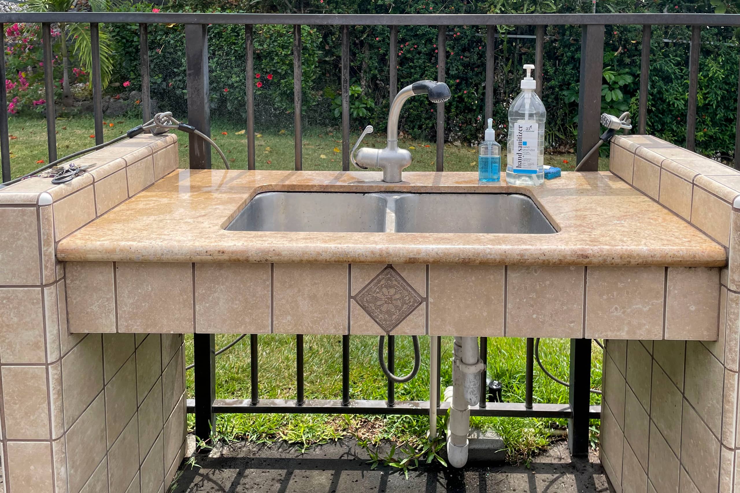 Condo in Kailua-Kona · ★4.83 · 1 bedroom · 2 beds · 1 shared bath - Image 26