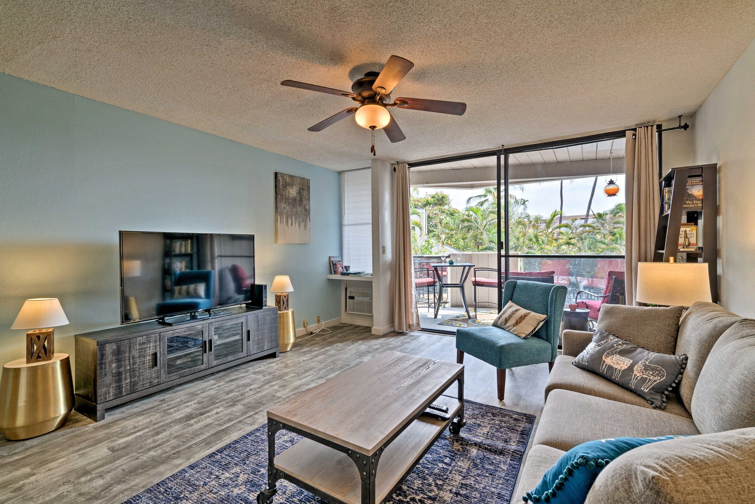 Condo in Kailua-Kona · ★4.83 · 1 bedroom · 2 beds · 1 shared bath - Image 5
