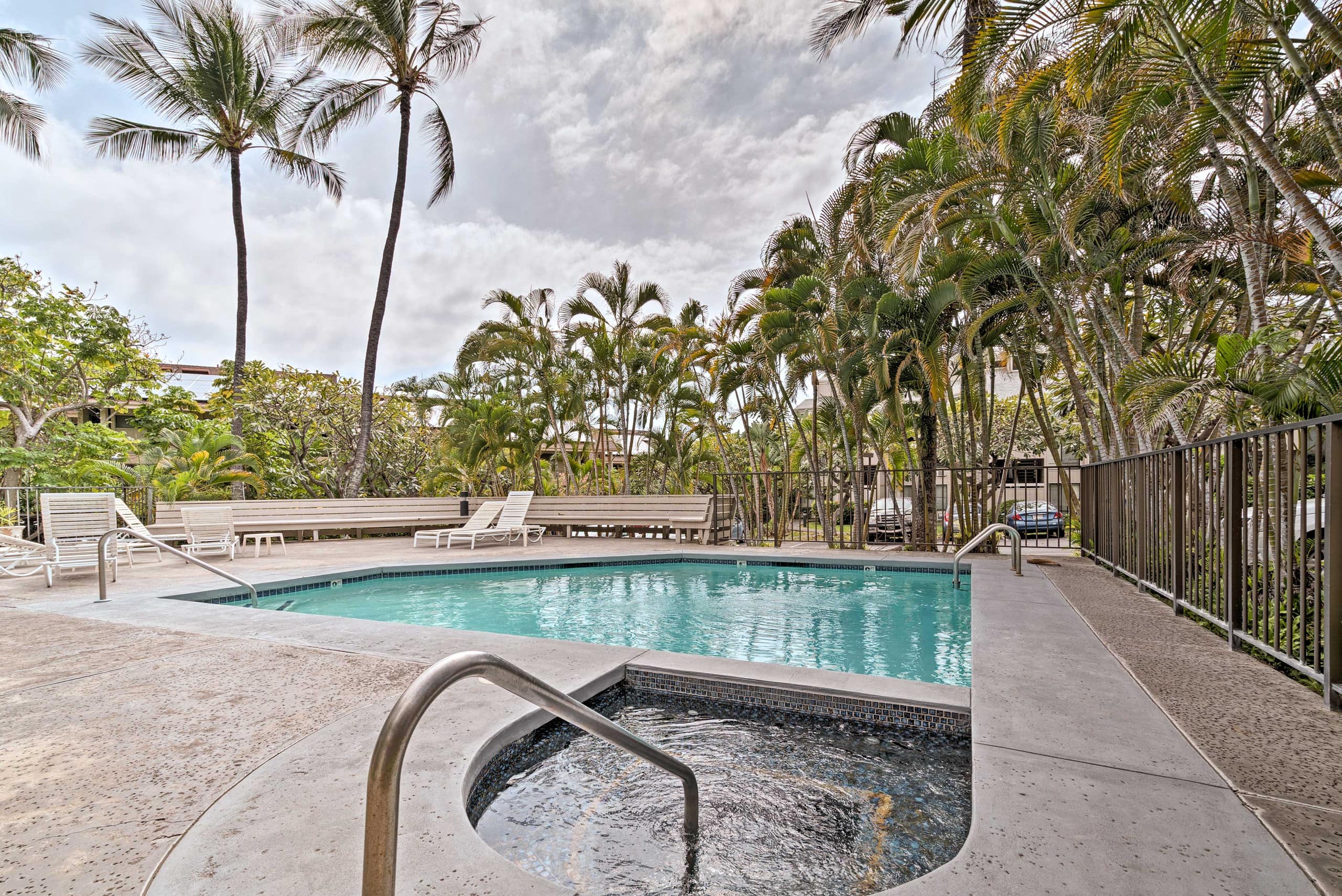 Condo in Kailua-Kona · ★4.83 · 1 bedroom · 2 beds · 1 shared bath - Image 18