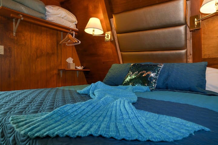 主卧配有舒适的标准双人床