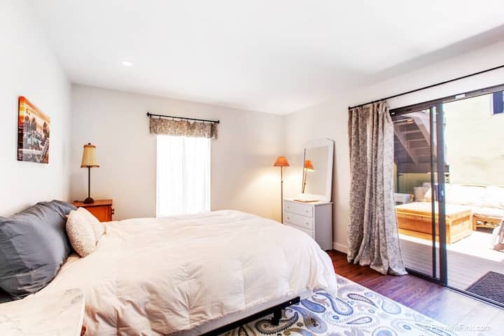 Seconda camera da letto, area lounge all'aperto appena  fuori dalla porta scorrevole  