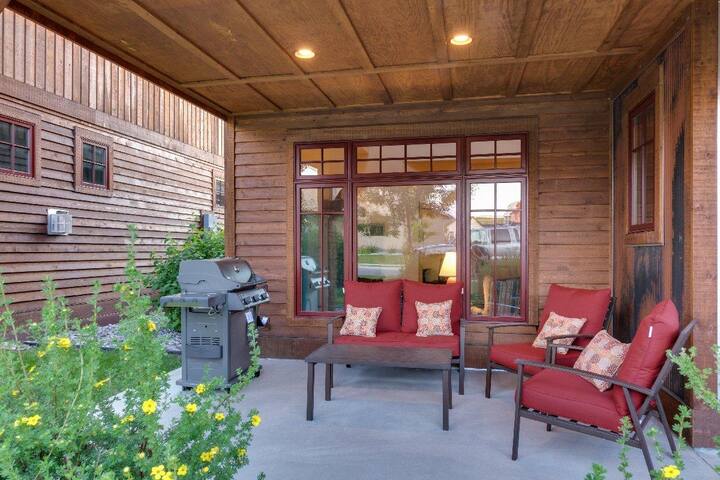Blue Pine Cone-Modern Townhome Close to Bozeman an gallery image 2