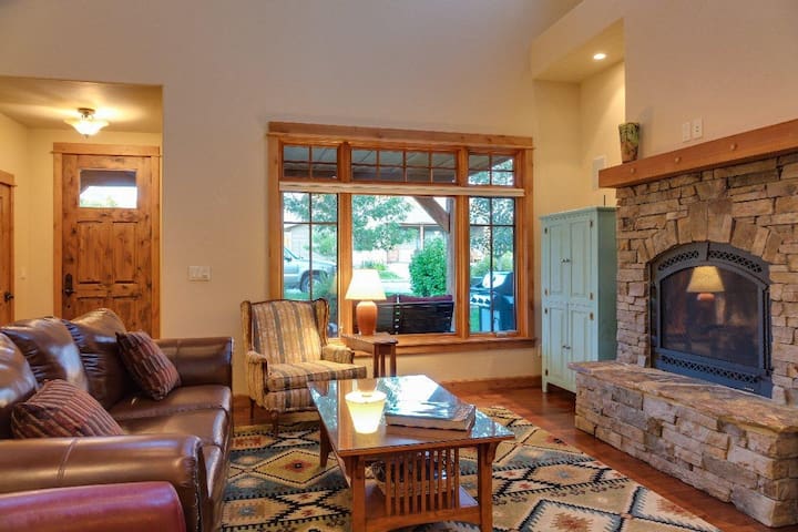 Blue Pine Cone-Modern Townhome Close to Bozeman an