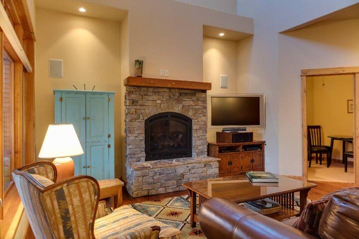Blue Pine Cone-Modern Townhome Close to Bozeman an gallery image 4