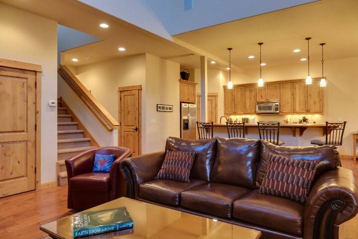 Blue Pine Cone-Modern Townhome Close to Bozeman an gallery image 5