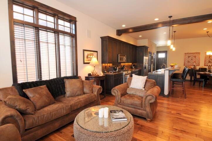 Bridger Creek Townhouse – Elegant Townhome Close t