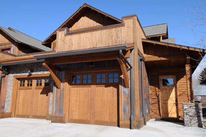 Bridger Creek Townhouse – Elegant Townhome Close t gallery image 2