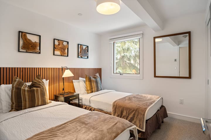The third bedroom offers 2 twins that can be bridged to become one king bed.  Please let us know at time of booking if you would like a king bed in th
