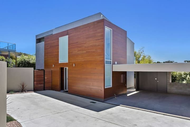 Architect Designed Coastal Retreat with Views.