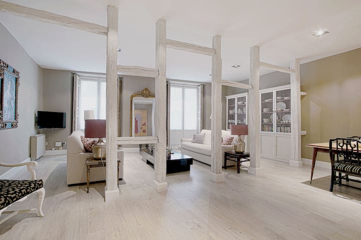 Great 2 Bd Aparment in Prime location. Huertas gallery image 3