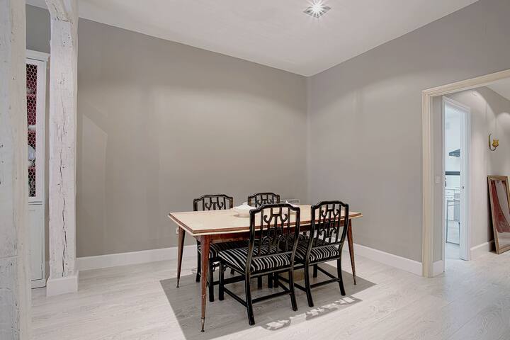 Great 2 Bd Aparment in Prime location. Huertas gallery image 5