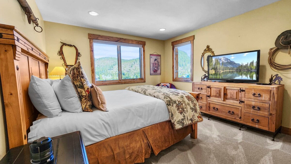 La prima camera da letto al piano superiore vanta una splendida vista che può essere goduta dal comfort del letto e una cassettiera con una TV in cima.