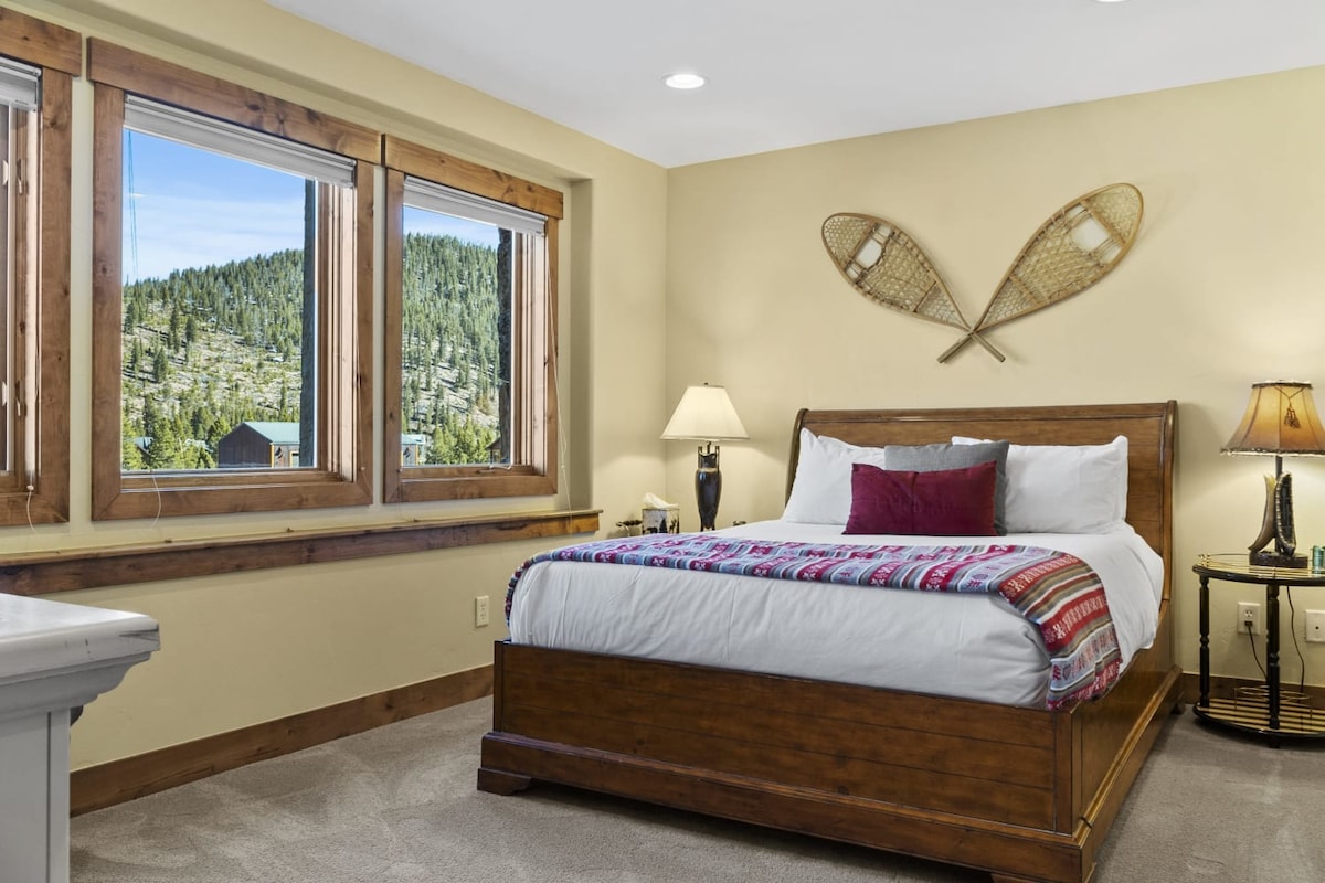 La camera da letto al piano inferiore è uno spazio invitante con letto queen-size.