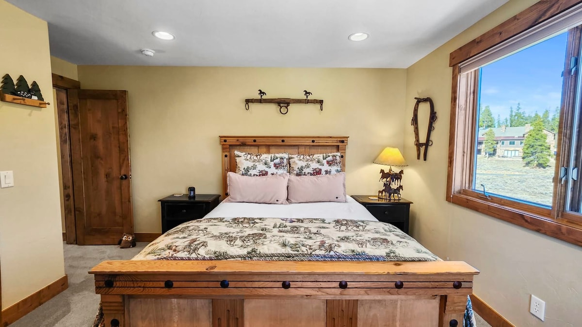 Due camere da letto al piano superiore offrono camere tranquille per riposare e ricaricarsi, tra cui questa che ha un comodo letto queen-size e un grande comò per disfare i tuoi effetti personali.