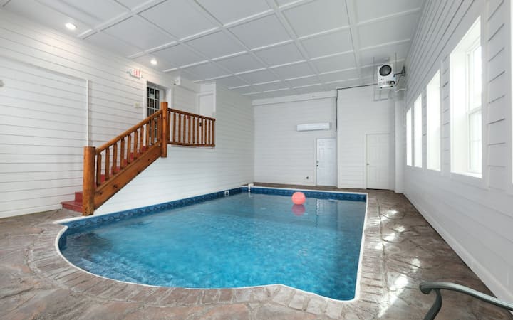 Majestic Lodge - Game Room & A Private Indoor Pool - Gatlinburg, TN