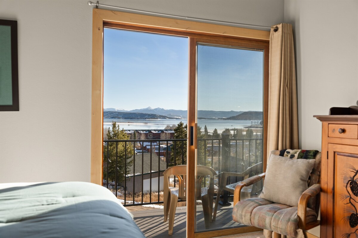 标准双人床卧室