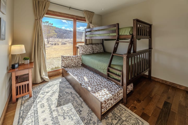 下铺配有全尺寸床垫，上下铺配有双床床垫和双人床