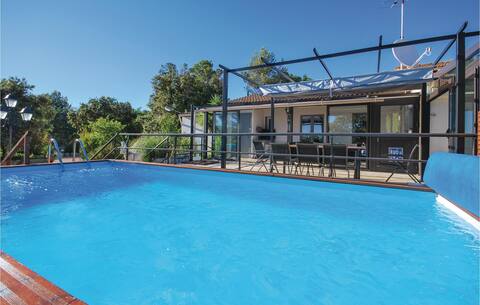 Cozy home in Signes with heated swimming pool