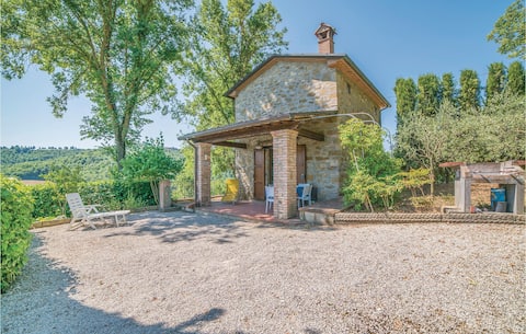 Nice home in Monterchi AR with kitchenette