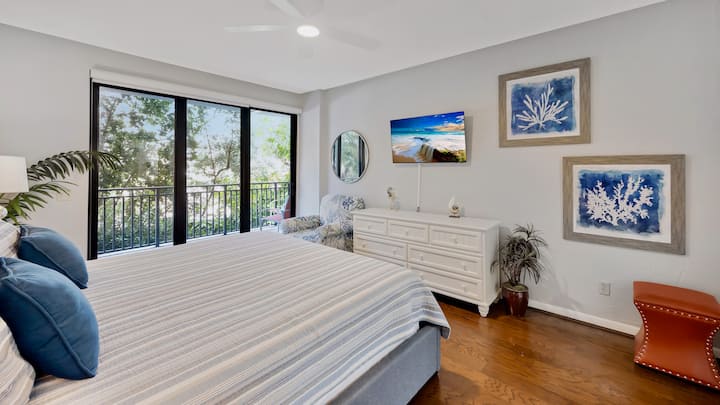 Основната спалня разполага с легло тип Кинг и достъп до балкона чрез тройни плъзгачи...