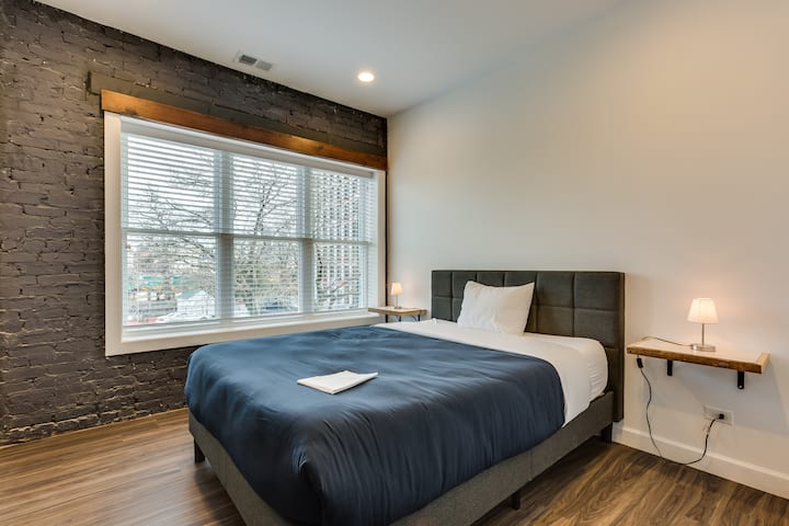 تحتوي الغرفة الثانية من غرف نومي الثلاث أيضًا على سرير بحجم كوين