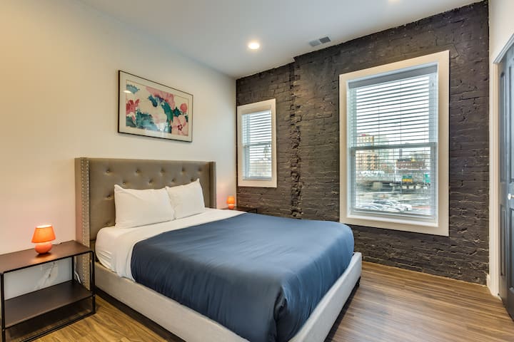 واحدة من غرف النوم الثلاث هنا - تحتوي هذه على سرير بحجم كبير