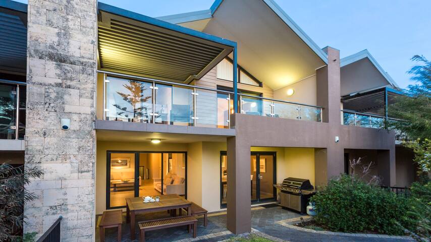 Surfside 8—Spacious Retreat on Yallingup Beach