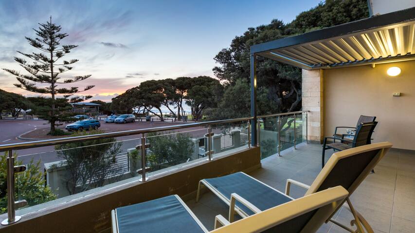 Surfside 8—Spacious Retreat on Yallingup Beach gallery image 5