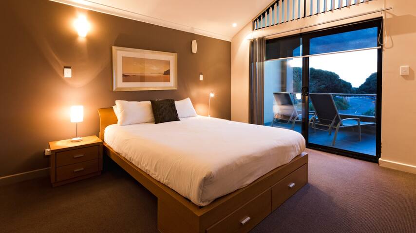 Surfside 8—Spacious Retreat on Yallingup Beach gallery image 3