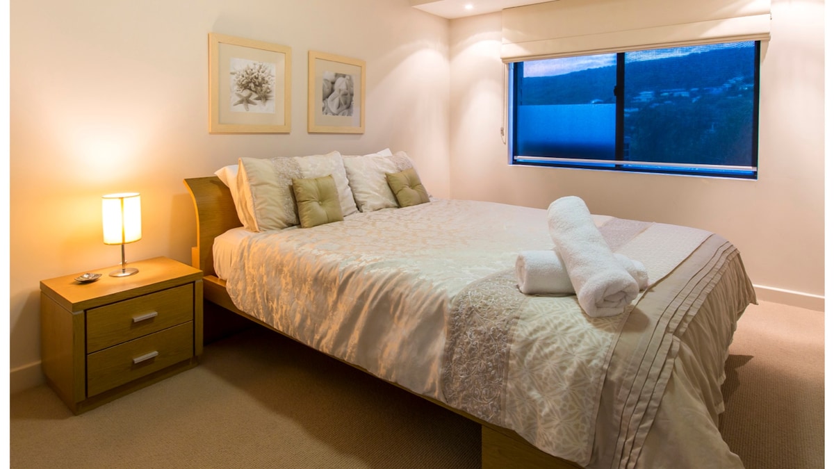 นอนหลับสบายในห้องนอนควีนไซส์หลังที่ 2 พร้อมพื้นที่ตู้เสื้อผ้าสำหรับข้าวของของคุณและมู่ลี่สีดำ