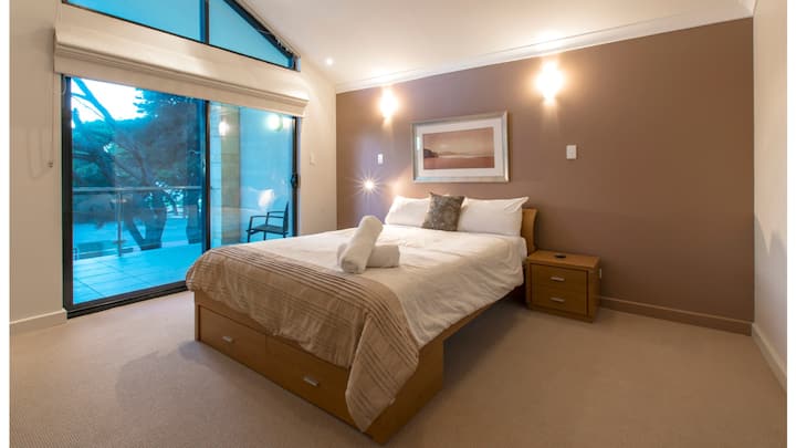 Главната спална соба е приватно место за одмор со брачен кревет (широк 150-179 см), сопствена бања и директен пристап до балконот.