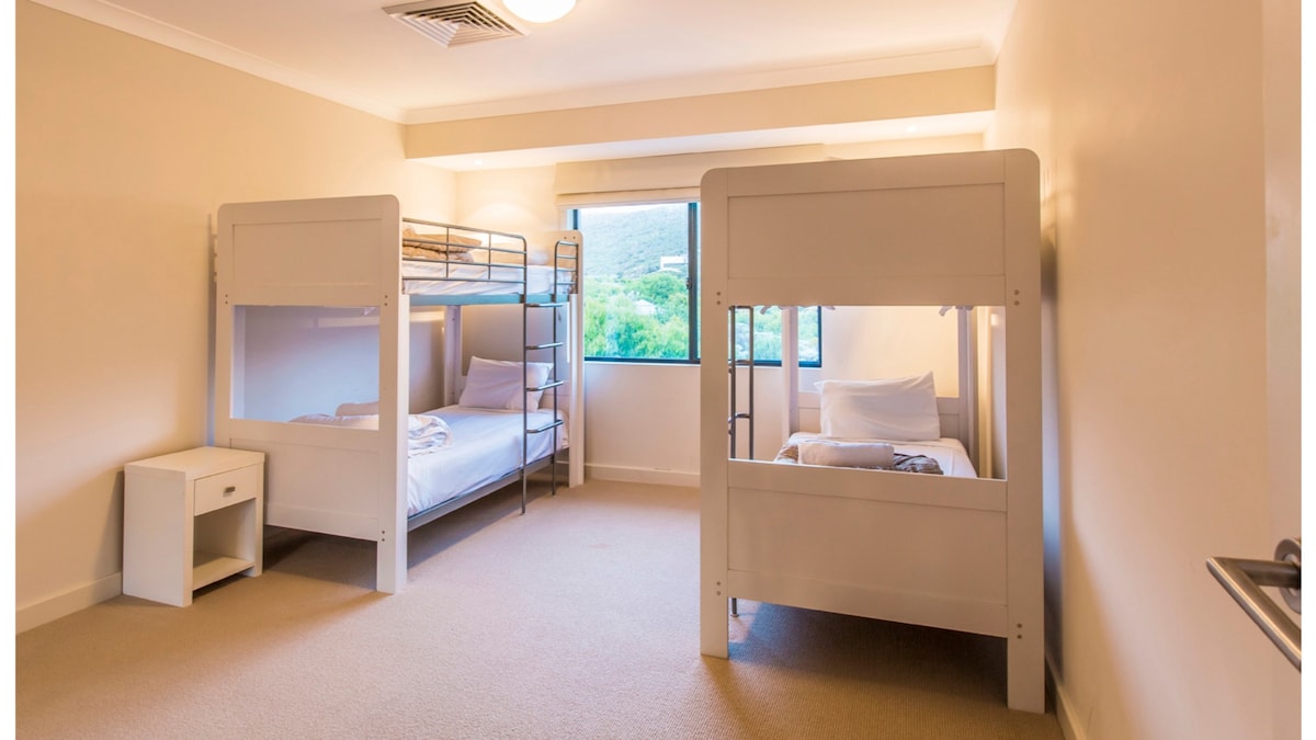 เด็กๆจะเพลิดเพลินไปกับห้องนอนที่ 3 ที่มีเตียง 2 ชั้น 2 หลัง