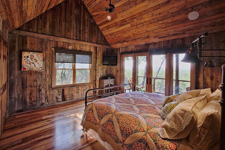 The cozy and romantic bedroom with a luxurious king sized bed