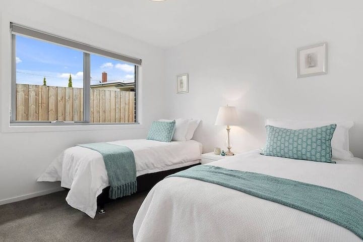 Twee comfortabele eenpersoonsbedden met kledingkast.
