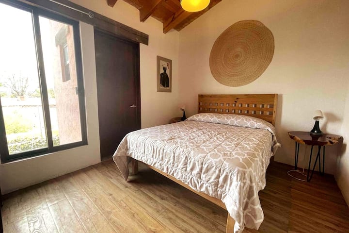 Amplia recámara principal con baño privado y vistas al patio, ofreciendo un refugio personal de confort y tranquilidad